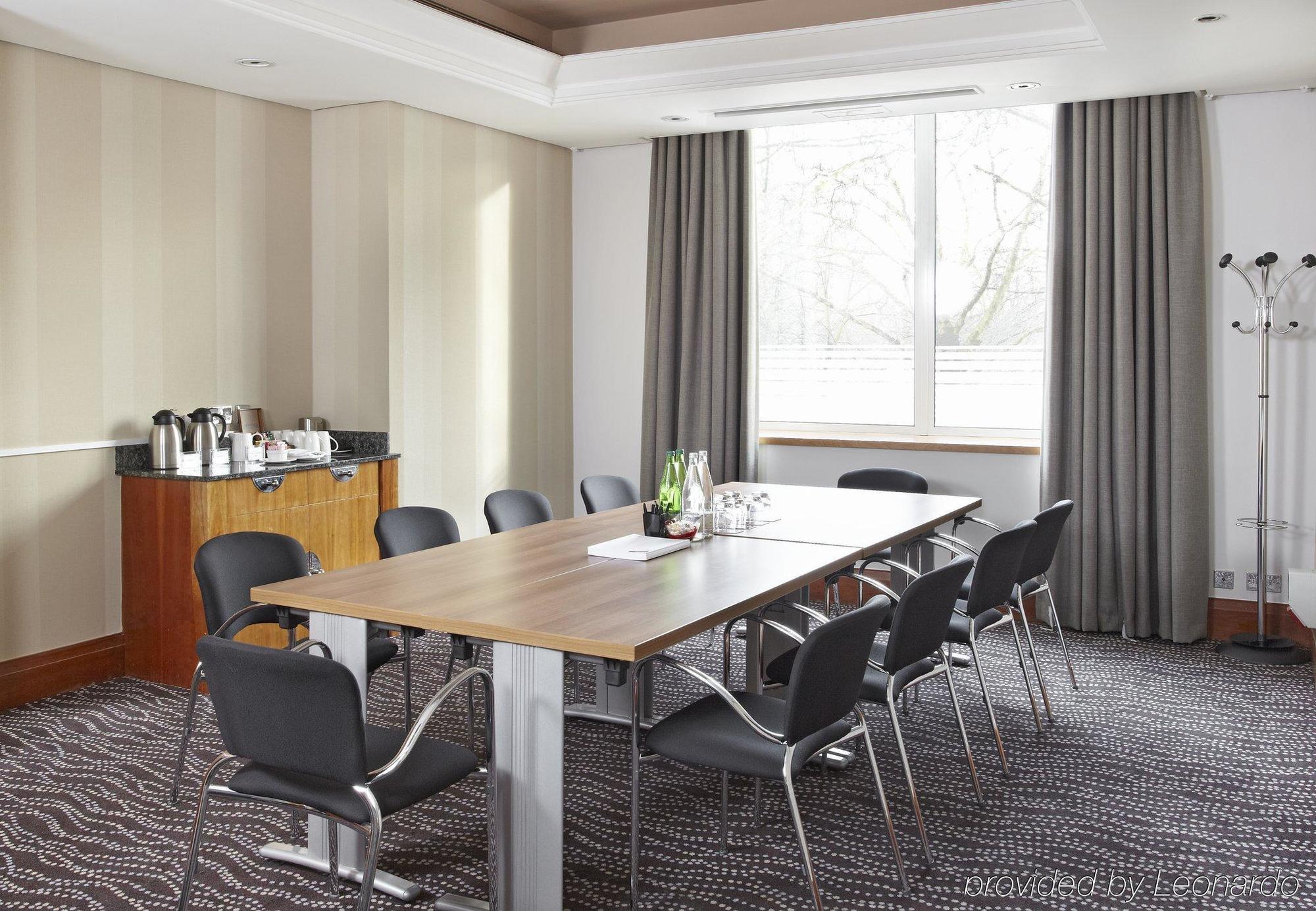 Отель Thistle Hyde Park Kensington Gardens 4*