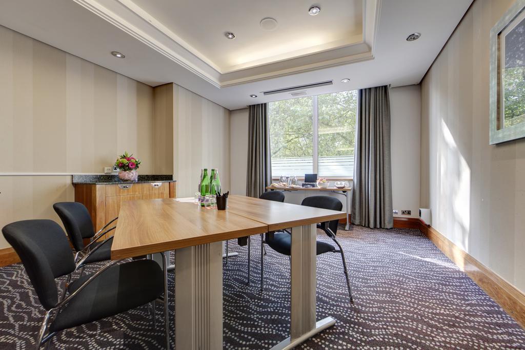 Отель Thistle Hyde Park Kensington Gardens 4*