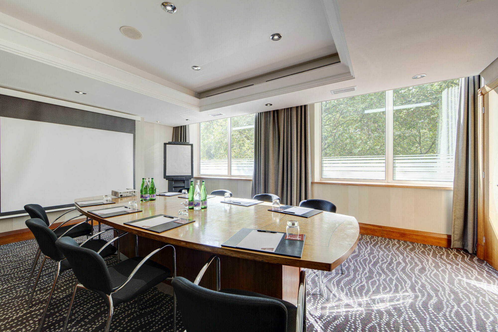 Отель Thistle Hyde Park Kensington Gardens 4*